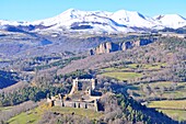 Frankreich, Puy de Dome, Regionaler Naturpark der Vulkane der Auvergne im Hintergrund (Luftaufnahme)