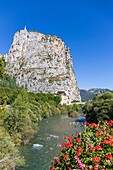 Frankreich, Alpes-de-Haute-Provence, Regionaler Naturpark des Verdon, Castellane, der Fluss Verdon, der Ort Roc mit der Kapelle Notre-Dame du Roc auf dem Gipfel