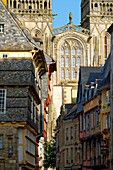 Frankreich, Finistere, Quimper, Straße Kereon und Kathedrale Saint Corentin