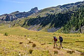 Frankreich, Alpes-Maritimes, Nationalpark Mercantour, Plateau der Waldhäuser von Tortisse und die Aiguilles de Tortisse (2672m) im Hintergrund