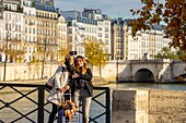 Frankreich, Paris, Selfie von jungen Mädchen an den Quais de Seine im Herbst