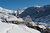 Frankreich, Savoyen, Beaufortain-Massiv, die Dorfkirche von Hauteluce, der Joly-Pass und der Mont Blanc
