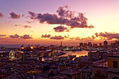 Italien, Ligurien, Genua, Panorama vom Castelletto mirador mit Hafen, Leuchtturm auch Torre della Lanterna oder La Lanterna genannt auf dem San Benigno Hügel