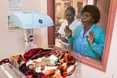 Papua-Neuguinea, Provinz Südliches Hochland, Mendi, Mendi General Hospital, ein untergewichtiges Baby wird in einer Isolierstation mit dem Alarmsystem Bebi Kol Kilok warm gehalten