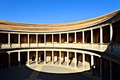 Spanien, Andalusien, Granada, der Alhambra-Palast, von der UNESCO zum Weltkulturerbe erklärt, erbaut zwischen dem 13. und 14. Jahrhundert von der Nasriden-Dynastie, islamische Architektur, Palast Karls des Fünften (palacio Carlos V), runder Innenhof