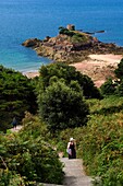 Vereinigtes Königreich, Kanalinseln, Jersey, Gemeinde Saint Brelade, runder Wehrturm auf der Insel Guerdain (Janvrin's Tomb) in der Portelet Bay, von den Briten 1808 gebauter Martello-Turm