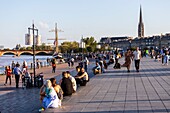 Frankreich, Gironde, Bordeaux, von der UNESCO zum Weltkulturerbe erklärtes Gebiet, Quai de la Douane, das spiegelnde Becken, im Hintergrund der Turm der Basilika Saint-Michel und die Pont de Pierre über der Garonne