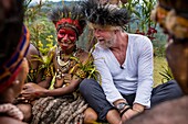 Papua New Guinea, Simbu Province, Kagaï village, documentary filming during a courtship ceremony called Tunim Head (Turning head)