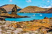 Ecuador, Galápagos-Archipel, UNESCO-Welterbe, Insel Bartolomé, Pinnacle Rock, Tuffkegelformation und vulkanischer Strand