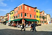 Italien, Venetien, Venedig, von der UNESCO zum Weltkulturerbe erklärt, Lagune von Venedig, Burano, bunte Häuser im Dorf der Insel Burano