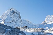 Frankreich, Neu-Aquitaine, Pyrenees-Atlantiques, Skigebiet Gourette (Ortschaft der Gemeinde Eaux-Bonnes), Schneekanonen in Aktion