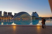 Spanien, Valencia, Stadt der Wissenschaften und Künste, Das Hemisferic und der Palast der Künste Reina Sofia, El Palau de les Arts Reina Sofia, Opernhaus, von Architekt Santiago Santiago Calatrava