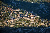 Frankreich, Vaucluse, Luberon, Gordes, etikettierte les Plus Beaux Villages de France (Die schönsten Dörfer Frankreichs), Überblick über das Dorf auf seinem Hügel (Luftaufnahme)