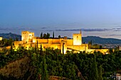 Spanien, Andalusien, Granada, der Alhambra-Palast, von der UNESCO zum Weltkulturerbe erklärt, zwischen dem 13. und 14. Jahrhundert von der Nasriden-Dynastie erbaut, islamische Architektur, im Hintergrund die Sierra Nevada