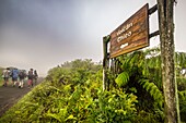 Ecuador, Galápagos-Archipel, von der UNESCO zum Weltnaturerbe erklärt, Insel Isabela (Albemarie), Wanderer auf dem Weg zum Vulkan Chico, vorbei am Vulkan Sierra Negra