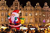 Frankreich, Pas-de-Calais (62), Arras, der Weihnachtsmarkt auf dem Grand'Place gilt als einer der schönsten in Nordfrankreich