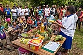 Papua-Neuguinea, Provinz Südliches Hochland, Mendi, von UNICEF organisierte Kochdemonstration, um Müttern zu helfen, ihre Ernährung für die Familie ausgewogen zu gestalten