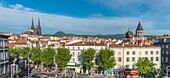 Frankreich, Puy de Dome, Clermont Ferrand, Place Dellile, Altstadt, Kathedrale Notre dame de l'Assomption und Notre Dame du Port, im Hintergrund der Puy de Dome