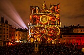 Frankreich, Rhone, Lyon, Stadtteil Vieux-Lyon, historische Stätte, die von der UNESCO zum Weltkulturerbe erklärt wurde, die Kathedrale von Lyon (Cathedrale Saint-Jean-Baptiste de Lyon) während der Fete des Lumieres (Lichtfest), Ausstellung Genesis des Theoriz Studio