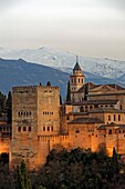 Spanien, Andalusien, Granada, der Alhambra-Palast, von der UNESCO zum Weltkulturerbe erklärt, erbaut zwischen dem 13. und 14. Jahrhundert von der Nasriden-Dynastie, islamische Architektur, im Hintergrund die Sierra Nevada