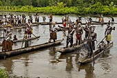 Indonesien, Papua, Bezirk Asmat, Asmat-Stamm im Dorf Uwus