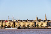 Frankreich, Gironde, Bordeaux, von der UNESCO zum Weltkulturerbe erklärtes Gebiet, die Garonne und der Dreimastschoner Pelican of London am Quai Richelieu, rechts der Turm Pey-Berland und die Kathedrale Saint-André