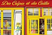 Frankreich, Paris, Fensterfront der Restaurantterrasse des Restaurants Des Crepes et des Cailles in der Rue de la Butte aux Cailles im Viertel Butte aux Cailles