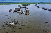 Papua-Neuguinea, Provinz East Sepik, Sepik River Region, Dorf Kambalamba, Luke Hammer von der Samaritan Aviation Missionary Company und Dr. Preston Karue liefern Polio-Impfstoffe per Wasserflugzeug in der Sepik River Area während der Ausrottungskampagne des Ausbruchs im Jahr 2019