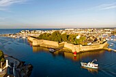 Frankreich, Finistere, Concarneau, ville close (ummauerte Stadt) (Luftaufnahme)