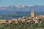 Frankreich, Puy de Dome, Montpeyroux, beschriftet mit Les Plus Beaux Villages de France (Die schönsten Dörfer Frankreichs), im Hintergrund das Massif du Sancy im Parc Naturel Regional des Volcans d'Auvergne (Regionaler Naturpark der Volcans d'Auvergne)