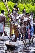 Indonesien, Papua, Bezirk Asmat, Asmat-Stamm im Dorf Uwus