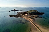 Frankreich, Ille et Vilaine, Cote d'Emeraude (Smaragdküste), Saint Malo, die Felseninsel Grand-Bé rechts und Petit-Bé links, bei Ebbe (Luftaufnahme)