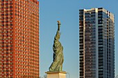 Frankreich, Paris, die von der UNESCO zum Weltkulturerbe erklärten Ufer der Seine, die Freiheitsstatue von Bartholdi auf der Ile aux Cygnes (Gänseinsel) und die Fassaden des Viertels Beaugrenelle