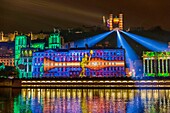 Frankreich, Rhone, Lyon, historische Stätte, die von der UNESCO zum Weltkulturerbe erklärt wurde, Kathedrale St. Jean, das Gerichtsgebäude am Ufer der Saone und die Basilika Notre Dame de Fourviere während der Fete des Lumieres (Lichtfest), Show Les Cueilleurs de Nuages von CozTen auf dem Hügel von Fourviere