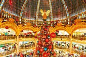 Frankreich, Paris, das Kaufhaus Galeries Lafayette zu Weihnachten, der Weihnachtsbaum unter der Kuppel