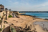 Frankreich, Ille et Vilaine, Cote d'Emeraude (Smaragdküste), Saint Malo, Bon Secours Strand unter den Stadtmauern