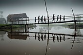 Papua-Neuguinea, Provinz Ost-Sepik, Sepik River Region, Bezirk Angoram, Dorf Lol, Brücke über den Fluss