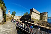 Frankreich, Finistere, Concarneau, Eingang zur Ville Close (mittelalterliche Stadtmauer) vom Fähranleger (bac du passage)