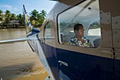 Papua-Neuguinea, Provinz East Sepik, Region Sepik River, Evakuierung einer kranken Frau aus dem Sepik River-Gebiet mit einem Wasserflugzeug der Samaritan Aviation Missionary Company