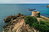 Vereinigtes Königreich, Kanalinseln, Jersey, Gemeinde Saint Brelade, runder Wehrturm auf der Insel Guerdain (Janvrin's Tomb) in der Portelet Bay, von den Briten 1808 erbauter Martello-Turm (Luftaufnahme)