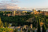 Spanien, Andalusien, Granada, der Alhambra-Palast, von der UNESCO zum Weltkulturerbe erklärt, erbaut zwischen dem 13. und 14. Jahrhundert von der Nasriden-Dynastie, islamische Architektur, die Sierra Nevada im Hintergrund