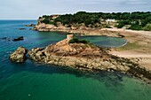 Vereinigtes Königreich, Kanalinseln, Jersey, Gemeinde Saint Brelade, runder Wehrturm auf der Insel Guerdain (Janvrin's Tomb) in der Portelet Bay, von den Briten 1808 erbauter Martello-Turm (Luftaufnahme)