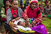 Papua New Guinea, Western Highlands Province, Mendi, Tambul village, &#x2018;Savings Lives, Spreading Smiles' program is being delivered to help mothers protect their babies from hyperthermia. Developed by UNICEF, a simple device called &#x2018;Bebi Kol Kilok,' consists of a wrist band that alerts parents to a fall in the newborn's body temperature. Community volunteers received training to educate mothers on the use of the device and how to warm their babies.