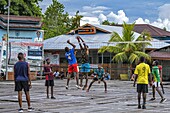 Indonesien, Papua, Bezirk Asmat, Agats, Spielplatz auf Stelzen