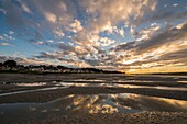 Frankreich, Somme, Baie de Somme, Saint-Valery-sur-Somme, Dämmerung über dem Dorf vom Somme-Kanal bei Ebbe