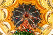 Frankreich, Paris, das Kaufhaus Galeries Lafayette zu Weihnachten, der Weihnachtsbaum unter der Kuppel