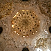 Spanien, Andalusien, Granada, der Alhambra-Palast, von der UNESCO zum Weltkulturerbe erklärt, erbaut zwischen dem 13. und 14. Jahrhundert von der Nasriden-Dynastie, islamische Architektur, fein gemeißelte Stuckarbeiten in der Sala de los Abencerrajes (dem Botschaftersaal), Deckendetail