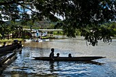 Papua-Neuguinea, Ost-Sepik-Provinz, Sepik River Region, Luke Hammer von der Samaritan Aviation Missionary Company und Dr. Preston Karue liefern Polio-Impfstoffe per Wasserflugzeug im Sepik River Gebiet während der Ausrottungskampagne des Ausbruchs im Jahr 2019