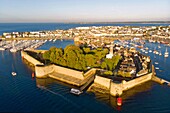 Frankreich, Finistere, Concarneau, ville close (ummauerte Stadt) (Luftaufnahme)