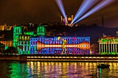 Frankreich, Rhone, Lyon, historische Stätte, die von der UNESCO zum Weltkulturerbe erklärt wurde, Kathedrale St. Jean, das Gerichtsgebäude am Ufer der Saone und die Basilika Notre Dame de Fourviere während der Fete des Lumieres (Lichterfest), Aufführung Les Cueilleurs de Nuages von CozTen auf dem Hügel von Fourviere